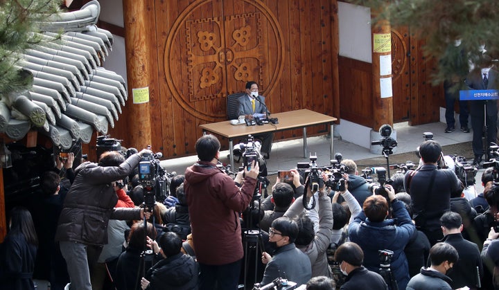 Lee Man-hee (center), leader of the Shincheonji Church of Jesus, apologized for the spread of the disease.