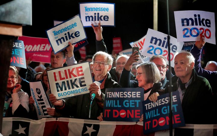 Οπαδοί του Μπλούμπεργκ συγκεντρώθηκαν καθώς o υποψήφιος Μάικ Μπλούμπεργκ παραδίδει τον λόγο του σε προεκλογική εκστρατεία στο Μέμφις του Τενεσί στις 28 Φεβρουαρίου 2020.