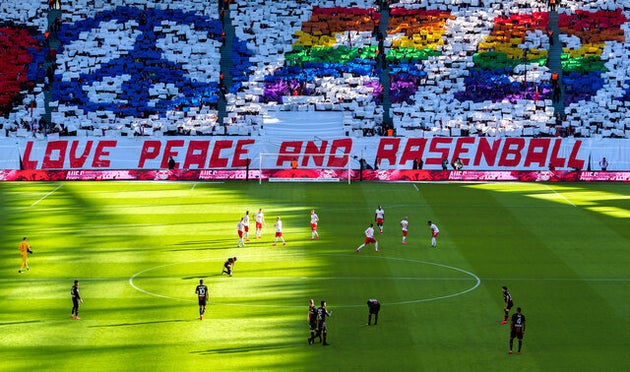 ドイツ東部ライプチヒで1日あったサッカーのドイツ1部リーグ、ライプチヒ対レーバークーゼンの試合の模様=AP