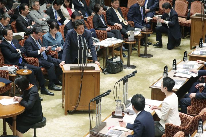 参院予算委員会で答弁する安倍晋三首相＝2日、国会内