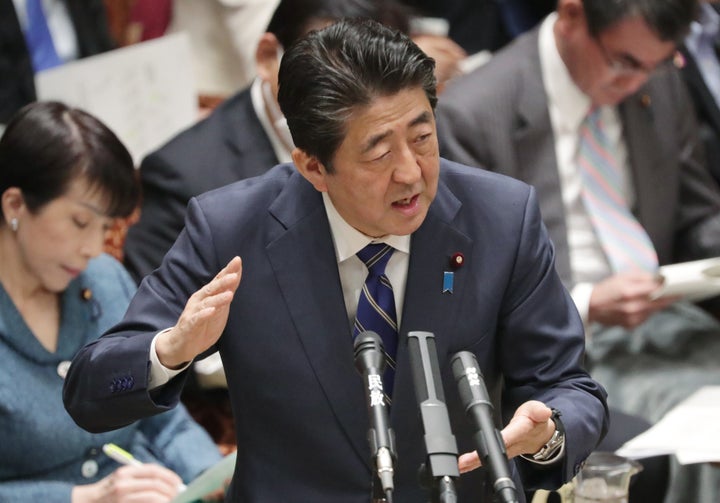 参院予算委員会で答弁する安倍晋三首相＝2日、国会内