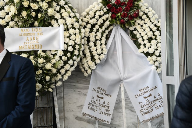 Στεφάνια απέστειλαν μεταξύ άλλων, ο εκδοτικός της οίκος (Μεταίχμιο) και το Εθνικό Θέατρο. 