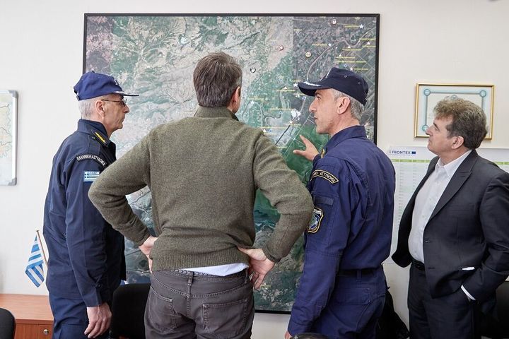 Οι αστυνομικοί στα σύνορα έδειξαν στον πρωθυπουργό το χάρτη με τα περάσματα από τα οποία προσπαθούν οι πρόσφυγες να εισέλθουν στην Ελλάδα.