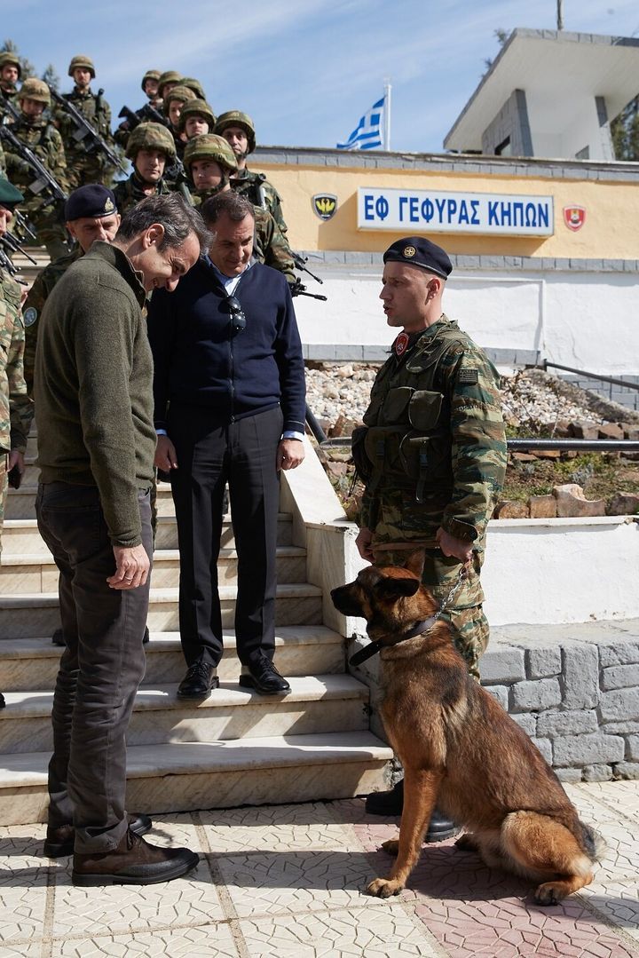Μέχρι και τους εκπαιδευμένους σκύλους του στρατού είχε την ευκαιρία να δει ο πρωθυπουργός.
