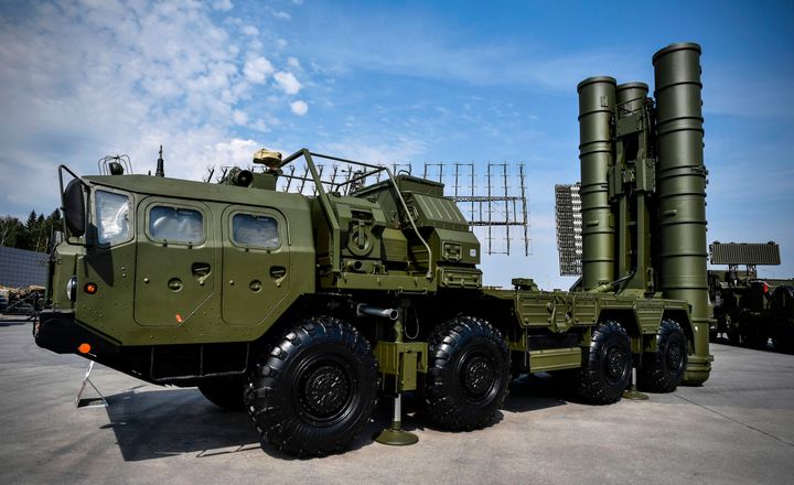 Το ρωσικό αντιπυραυλικό σύστημα S-400. Ο Ερντογάν το αγόρασε από τη Μόσχα, αλλά τώρα ζητάει το αμερικανικό σύστημα Patriot από την Ουάσιγκτον. / AFP PHOTO / Alexander NEMENOV (Photo credit should read ALEXANDER NEMENOV/AFP via Getty Images)