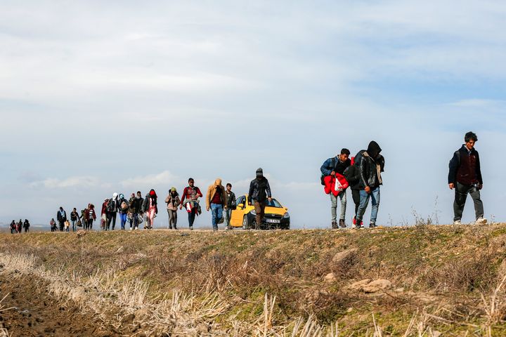 3 Μαρτίου 2020. Καραβάνι μεταναστών / προσφύγων έξω από την Ανδριανούπολη. Ο Ερντογάν τους «σπρώχνει» προς τα ελληνικά σύνορα με στόχο να εκβιάσει ολόκληρη την Ευρώπη. (AP Photo/Emrah Gurel)