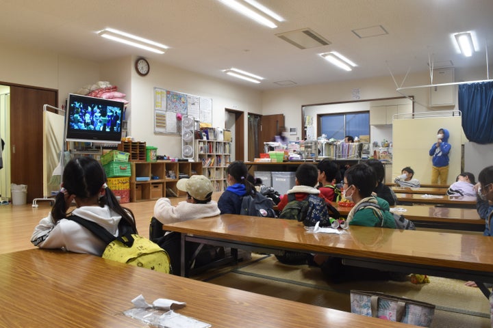 映画を鑑賞する学童保育の児童たち＝3月2日、宇都宮市