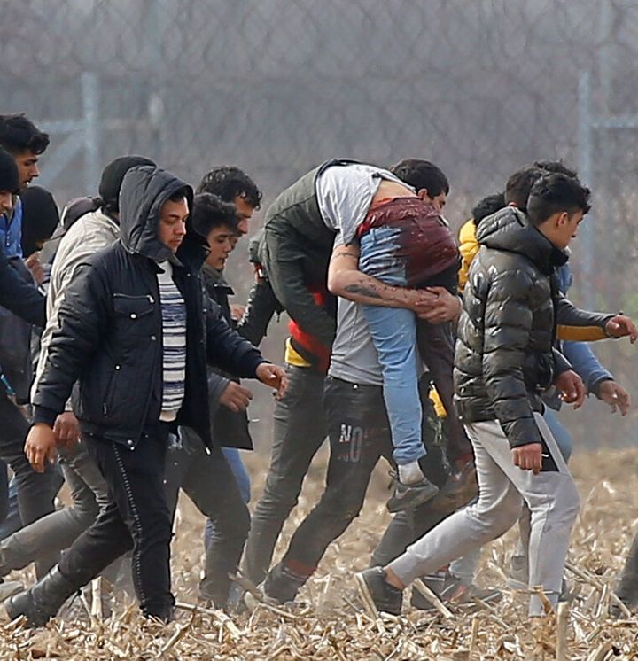 Mετανάστες κουβαλούν ένα τραυματία κοντά στο τουρκικό συνοριακό πέρασμα Pazarkule, απέναντι από τις Καστανιές, την Τρίτη 4 Μαρτίου 2020. REUTERS/Huseyin Aldemir