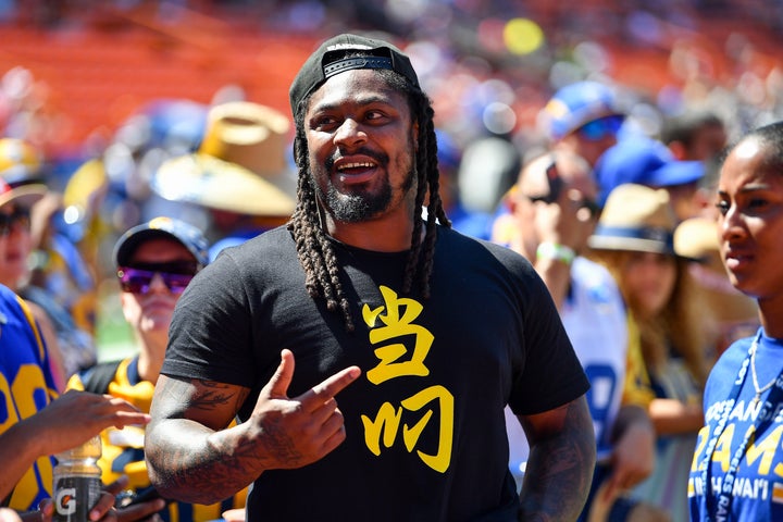 Marshawn Lynch wears 'Everybody vs. Trump' T-shirt