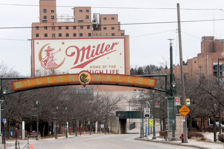 An employee killed five people, as well as himself, in a shooting at the Molson Coors facility in Milwaukee late last month. Employees have since confirmed that someone placed a noose several years ago on the gunman's locker. qhiukiuiqxhinv