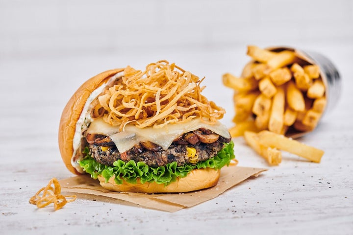Mushroom Swiss Veggie Burger leva hambúrguer vegetariano caseiro com feijão, milho assado, semente de chia, pimentão vermelho e especiarias.