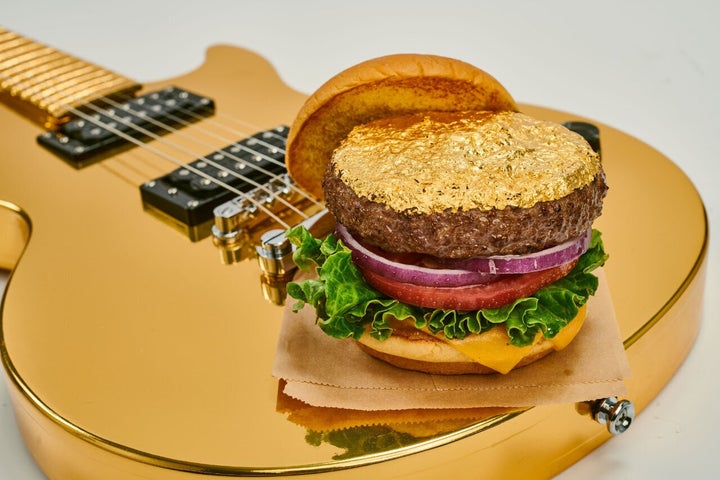 24-Karat Gold Leaf Burger é o grande lançamento do novo menu Lendário.