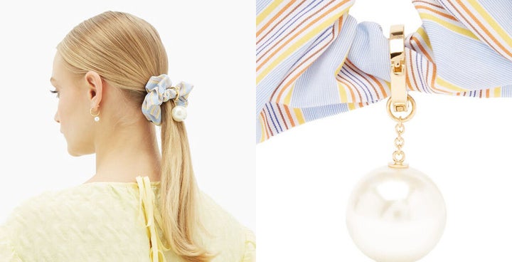 <a href="https://www.matchesfashion.com/kr/products/Miu-Miu-%EC%A7%84%EC%A3%BC-%EC%9E%A5%EC%8B%9D-%EC%8A%A4%ED%8A%B8%EB%9D%BC%EC%9D%B4%ED%94%84-%EC%8A%A4%ED%81%AC%EB%9F%B0%EC%B9%98-1336329" target="_blank" rel="noopener noreferrer">미우미우, 진주 장식 스트라이프 스크런치 구매하기 >>> 매치스패션(281,765원)</a>
