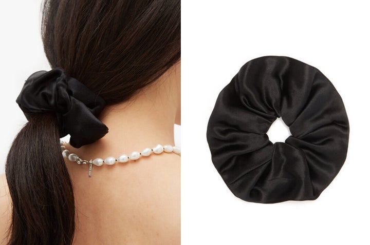 <a href="https://www.matchesfashion.com/kr/products/Sophie-Buhai-%EC%97%98%EB%A0%88%EA%B0%95%ED%8A%B8-%EC%8B%A4%ED%81%AC-%EC%83%88%ED%8B%B4-%ED%97%A4%EC%96%B4-%EC%8A%A4%ED%81%AC%EB%9F%B0%EC%B9%98-1339372" target="_blank" rel="noopener noreferrer">소피 부하이, 엘레강트 실크 새틴 헤어 스크런치 그매하기 >>> 매치스패션(122,045원)</a>