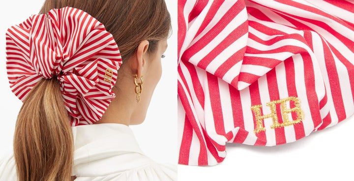 <a href="https://www.matchesfashion.com/kr/products/Hillier-Bartley-%EB%A1%9C%EA%B3%A0-%EC%9E%90%EC%88%98-%EC%8A%A4%ED%8A%B8%EB%9D%BC%EC%9D%B4%ED%94%84-%ED%8F%AC%ED%94%8C%EB%A6%B0-%EC%8A%A4%ED%81%AC%EB%9F%B0%EC%B9%98-1293775" target="_blank" rel="noopener noreferrer">힐리어 바틀리 로고 자수 스트라이프 포플린 스크런치 구매하기 >>> 매치스패션(61,775원)</a>
