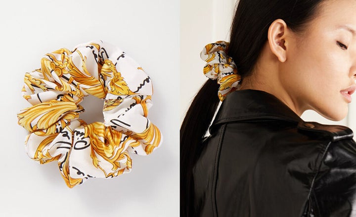 <a href="https://www.net-a-porter.com/kr/en/product/1199545/Versace/printed-silk-twill-hair-tie-" target="_blank" rel="noopener noreferrer">베르사체, 프린티드 실크 트윌 헤어 타이 구매하기 >>> 네타포르테(124,862원)</a>