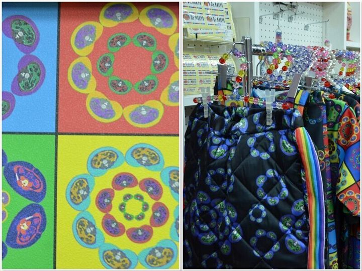 CT画像を組み合わせた「花柄」の壁（左）。そのテキスタイルを使った洋服（右）