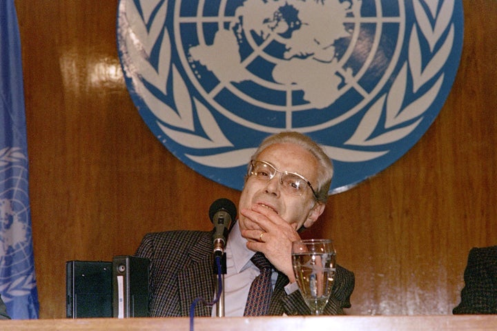 UN Secretary General Javier Perez de Cuellar announces on August 25, 1990 his invitation to Iraq's Foreign Minister Tarek Aziz to a meeting in New York or Geneva for discussions on peaceful solution to the Middle East crisis. (Photo by Roberto SCHMIDT / various sources / AFP) (Photo by ROBERTO SCHMIDT/Iraqi TV/AFP via Getty Images)