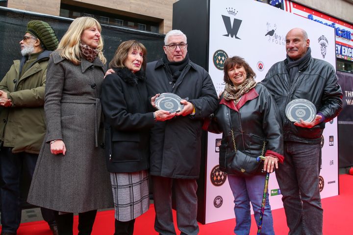 Η οικογένεια της Εϊμι Γουάινχαουζ μετά τα αποκαλυπτήρια του ονόματος της στο Music Walk of Fame, στο Κάμντεν, στο βόρειο Λονδίνο.