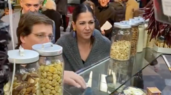 Cachondeo con este comentario de Martínez Almeida a un dependiente en un mercado de