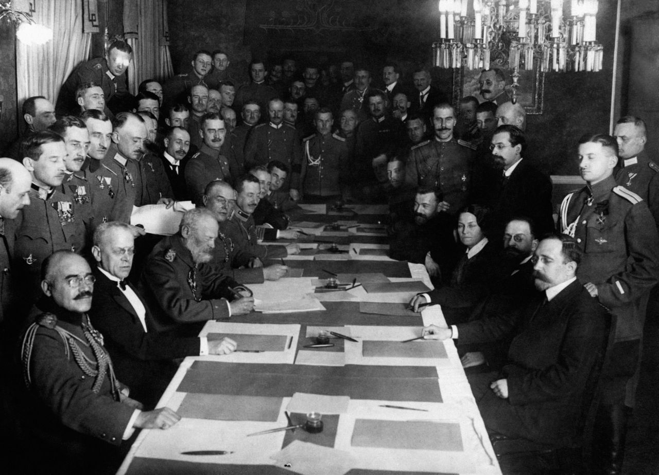 Η υπογραφή της Συνθήκης Μπρέστ-Λιτόφσκ στις 3 Μαρτίου 1918(Photo by Mondadori via Getty Images)