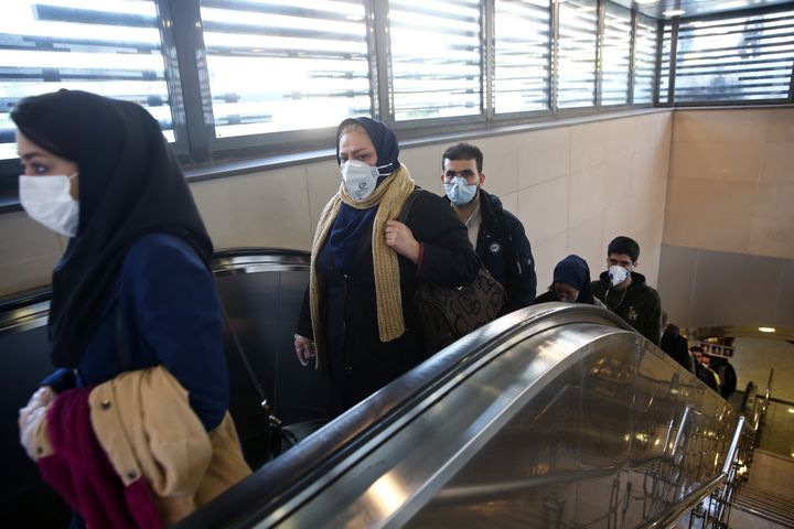 マスクをするイランの人たち