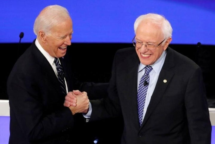 Imagen de archivo de Biden (izq) y Sanders (der)
