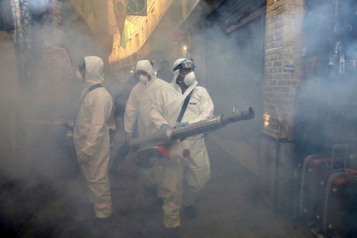 Tεχεράνη, Ιράν. Πυροσβέστες στη μάχη κατά του κορονοϊού (!) αναλαμβάνοντας το έργο της απολύμανσης χώρων με ψεκασμούς. (AP Photo/Ebrahim Noroozi)