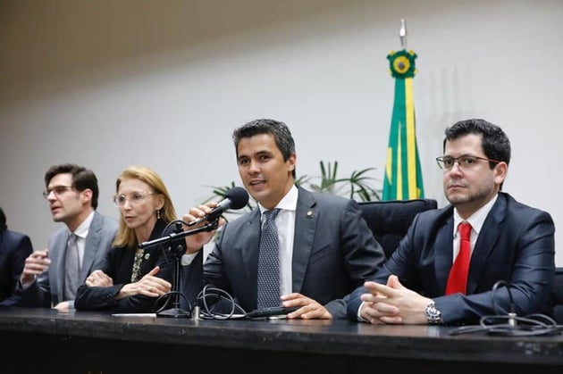 Filme conta com participação do escritor Olavo de Carvalho e da ex-jogadora de vôlei Ana...