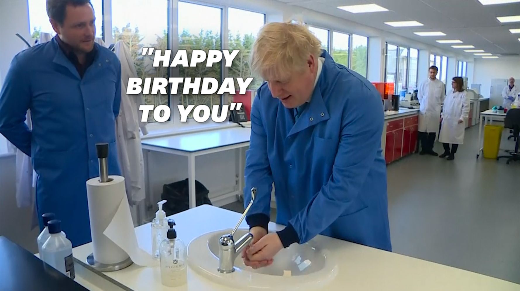 Contre Le Coronavirus Boris Johnson Chante Joyeux Anniversaire En Se Lavant Les Mains Le Huffpost