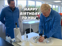 Contre Le Coronavirus Boris Johnson Chante Joyeux Anniversaire En Se Lavant Les Mains Le Huffpost