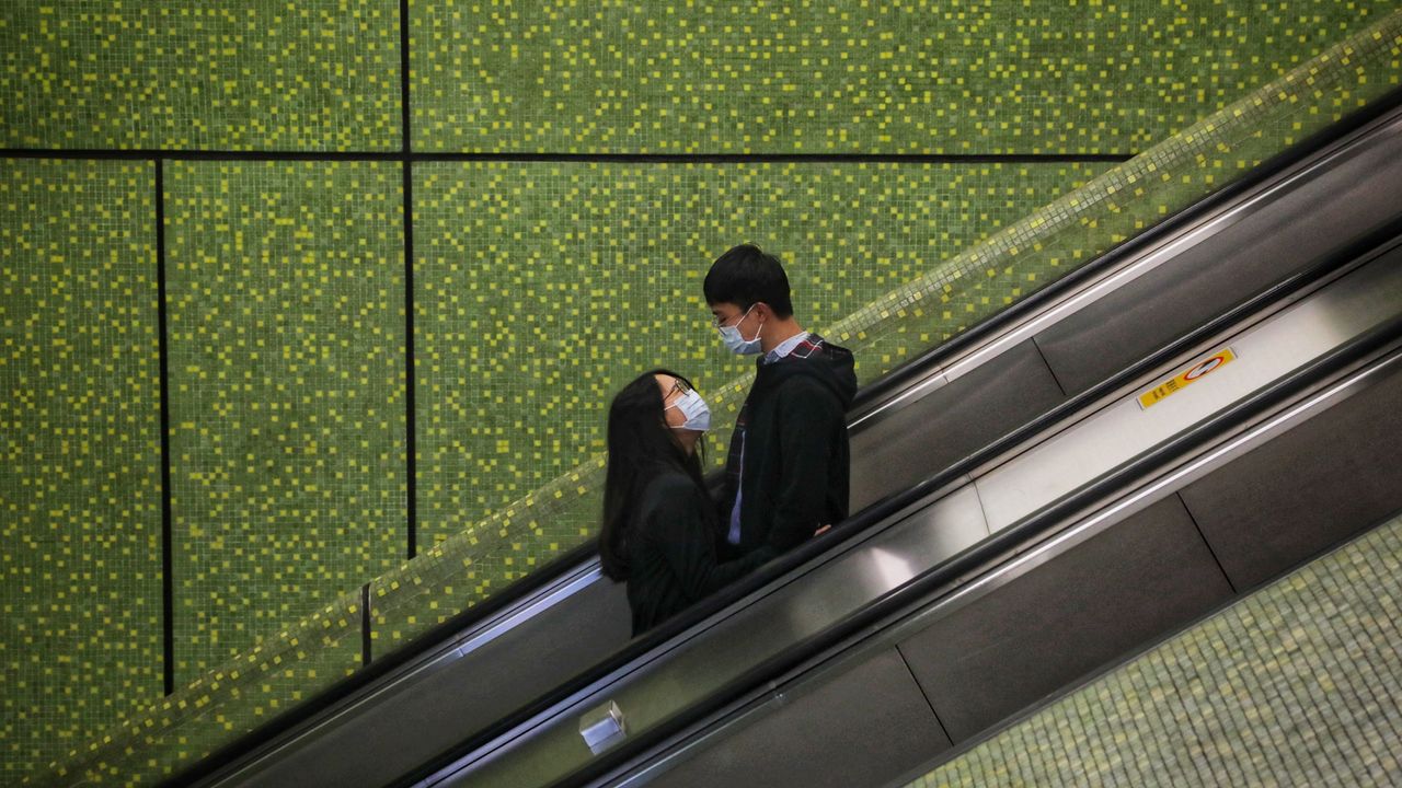 Ενα ζευγάρι στο Χονγκ Κόνγκ, φοράει μάσκες προσώπου στο μετρό σε ώρα αιχμής, μετά το ξέσπασμα του κορονοϊού. 4 Μαρτίου 2020.