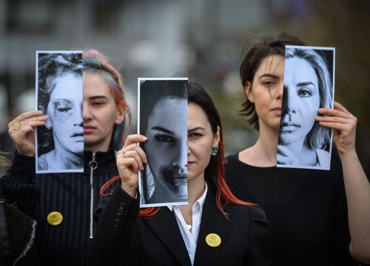 Ακτιβιστές του κινήματος Declic για τα δικαιώματα των γυναικών κρατούν φωτογραφίες που δείχνουν θύματα ενδοοικογενειακής βίας κατά τη διάρκεια διαμαρτυρίας στο Βουκουρέστι της Ρουμανίας στις 4 Μαρτίου 2020.