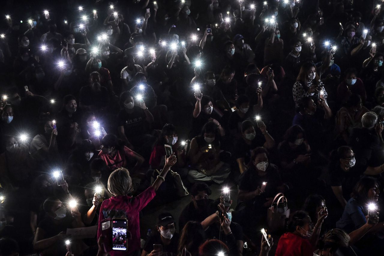 Διαδηλωτές φωτίζουν τον ουρανό με τα κινητά τους τηλέφωνα καθώς συγκεντρώνονται για μια φιλοδημοκρατική συγκέντρωση εναντίον της στρατιωτικής κυβέρνησης της Ταϊλάνδης στο Πανεπιστήμιο Κάσετσαρτ της Μπανγκόκ, στις 29 Φεβρουαρίου του 2020.