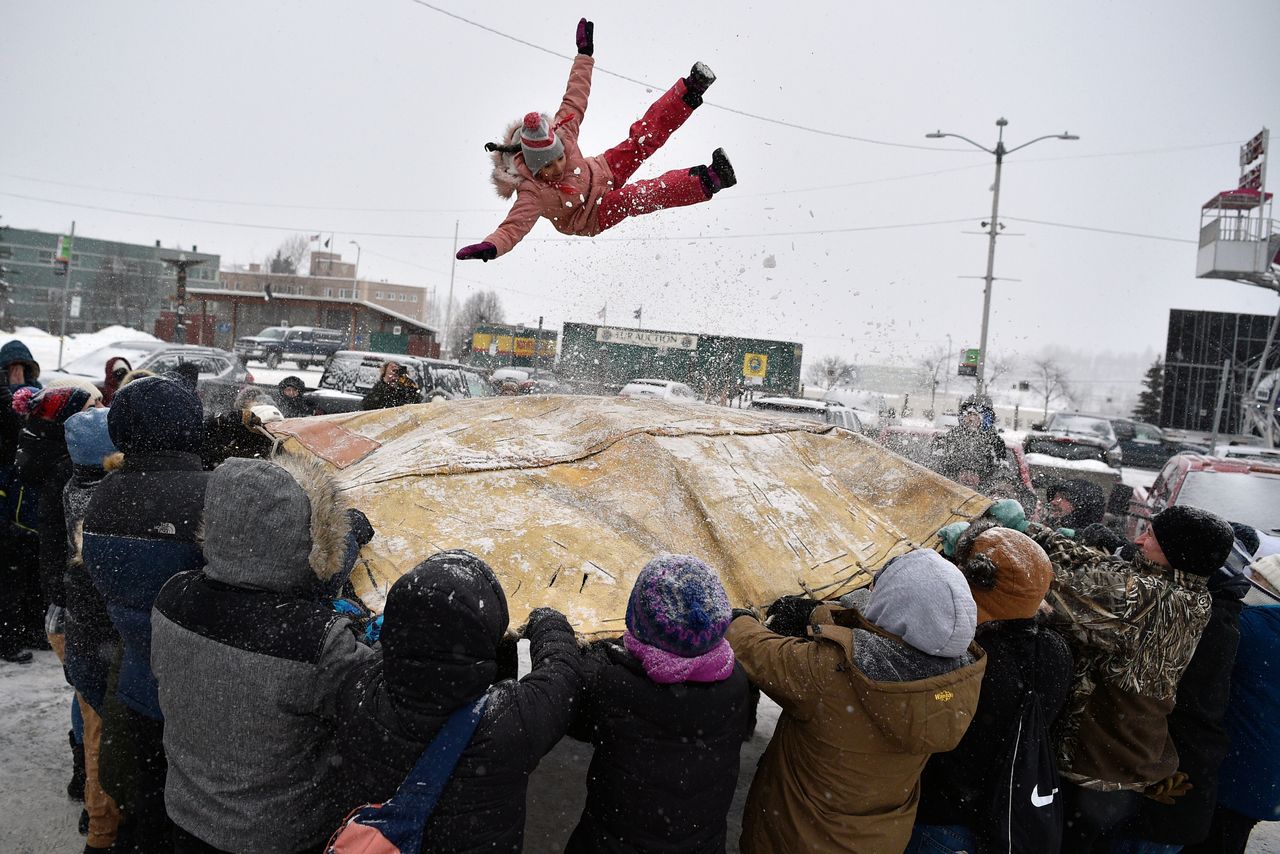 Ενα κορίτσι εκτινάσσεται στον αέρα κατά την διάρκεια του «Winter Fur Rendezvous Festival», στην πόλη Άνκορατζ της Αλάσκα, στις 29 Φεβρουαρίου, 2020.
