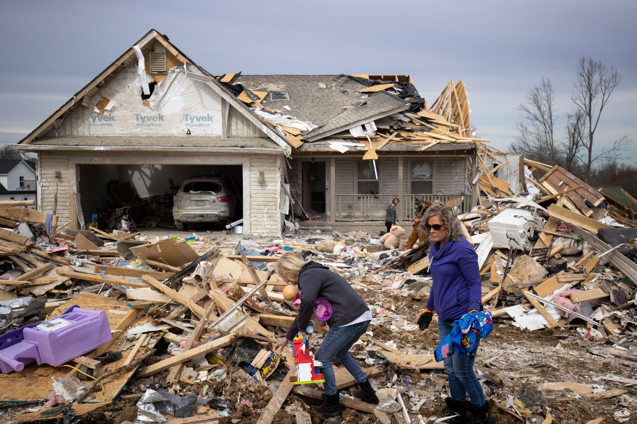 Μία οικογένεια προσπαθεί να περισώσει ότι έχει απομείνει από τα πράγματα τους καθώς το σπίτι τους καταστράφηκε ολοσχερώς από το πέρασμα τυφώνα, στην πόλη Κούκβιλ, στο Τενεσί, των Ηνωμένων Πολιτειών. 4 Μαρτίου, 2020.