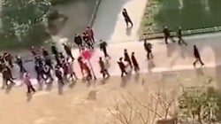 「嘘だ、全部嘘だ！」共産党幹部の視察に合わせた“演出”に武漢の住民が怒り。窓から声あげる動画が拡散