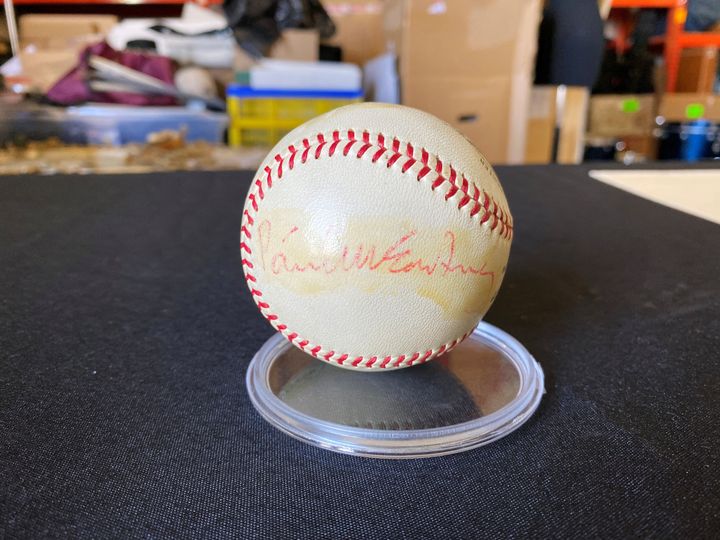 Μία μπάλα του μπέιζμπολ, υπογεγραμμένη και από τα τέσσερα «Σκαθάρια». Αυτή που φαίνεται στην φωτογραφία είναι το Πολ ΜακΚάρτνεϊ.