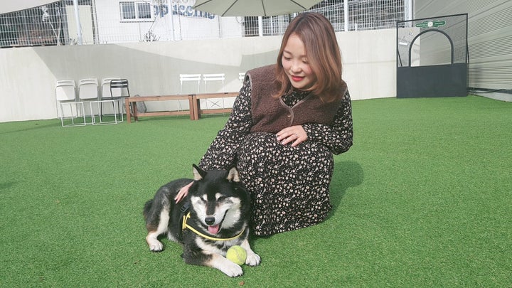 지난 2월 25일 경기도 일산의 반려견 동반 카페에서 만난 조은아씨와 빠방이. 빠방이가 좋아하는 공놀이를 하고 있는 모습. 