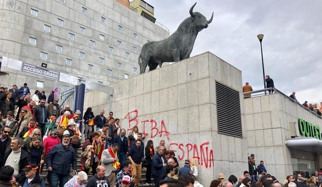 Simpatizantes de Vox salen de