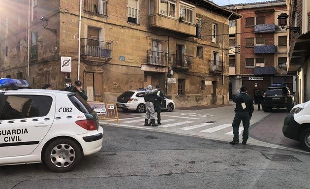 La Guardia Civil notifica el aislamiento a los vecinos de Haro afectados por el