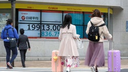 東証、1年2カ月ぶりに2万円割れ　新型コロナの影響