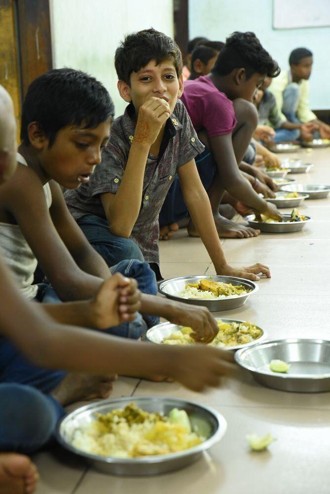 ほほえみドロップインセンターで食事をとる子どもたち（バングラデシュ）