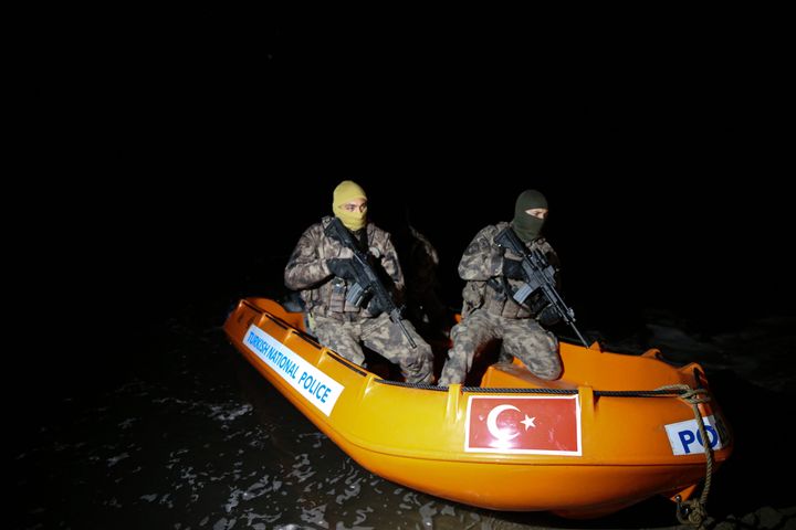 Τούρκοι αστυνομικοί των ειδικών δυνάμεων στα σύνορα Τουρκίας - Ελλάδας με στόχο σύμφωνα με τις δηλώσεις του υπουργού Εσωτερικών της Τουρκίας να αποτρέπουν την όποια επαναπροώθηση από μέρους της Ελλάδας- 9 Μαρτίου 2020 (Photo by Elif Ozturk/Anadolu Agency via Getty Images)
