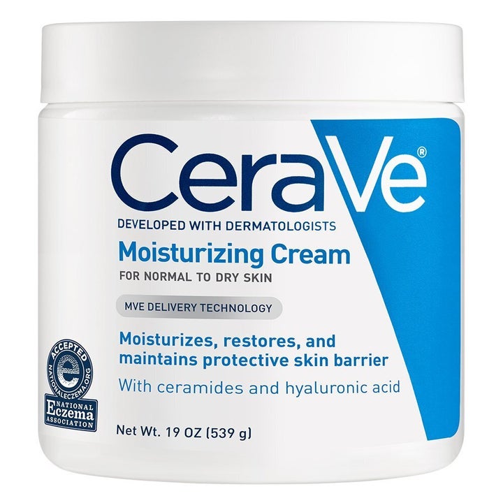La crema hidratante de CeraVe se puede comprar en Amazon por 15,39 euros.