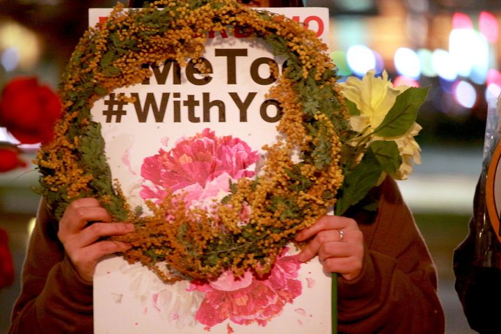 参加者は、ミモザの花や「#MeToo」「#WithYou」などと書かれたプラカードを手に持った。