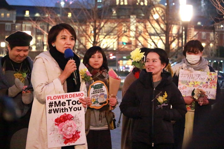 北原みのりさん(左から2番目)