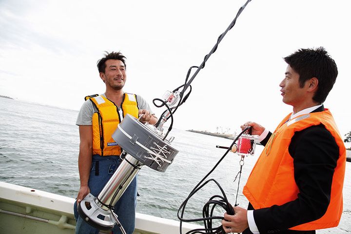 定置網漁を効率化する「スマート漁業」の実証実験で、「スマートブイ」を設置する様子