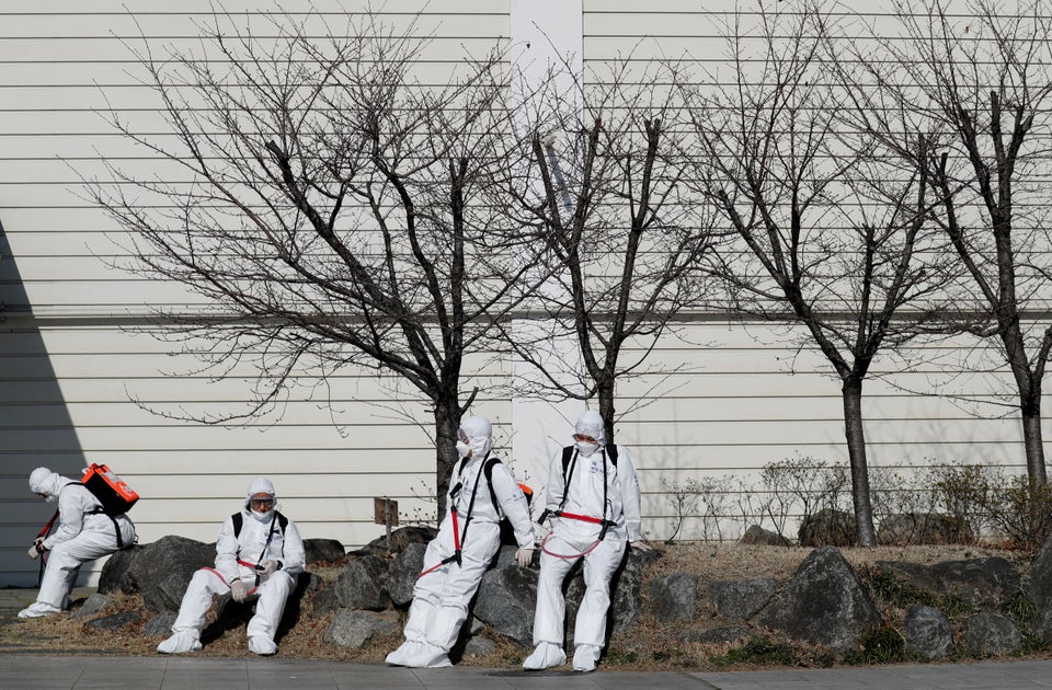 大邱国際空港防疫作業に投入された軍人が、しばらく休息を取っている。 大邱  2020年