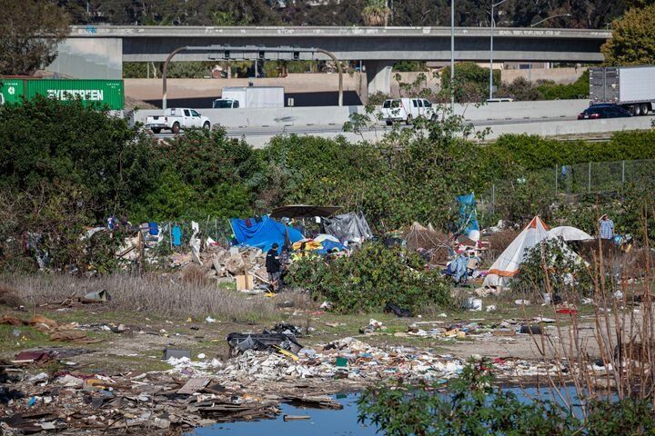 ロサンゼルス川沿いに作られた、ホームレスのキャンプ